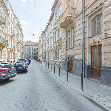 подобово у львові на вулиці щепкіна 5