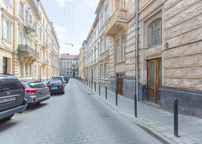 подобово у львові на вулиці щепкіна 5